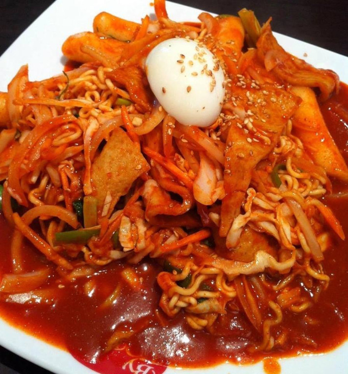 Bánh gạo sốt cay trộn mì Hàn Quốc luôn là món mì đắt khách và được yêu thích. Món ăn còn được cho thêm hải sản, bánh cá truyền thống Hàn Quốc nên có hương vị rất khó quên.