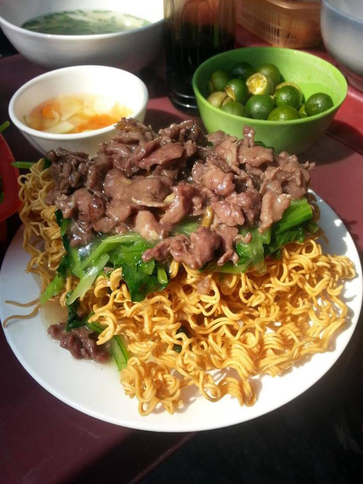 Cuối cùng là món mì xào giòn có 1-0-2. Những bánh mì tôm được chiên giòn kết hợp với thịt bò xào hành tỏi chính là thành phần tạo nên món ăn này. Nguồn ảnh: Facebook Món ngon Hà Nội.