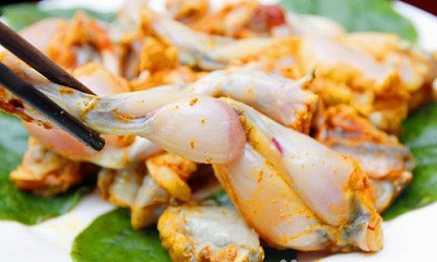 Họ thường bắt cóc về chế biến món ăn hoặc làm ruốc để ăn vì cho rằng cóc giàu dinh dưỡng, giàu canxi và rất tốt cho sức khỏe.