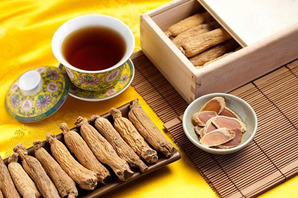 Uống nhân sâm để tẩm bổ: Nhiều người luôn nghĩ nhân sâm là thuốc bổ, dùng càng nhiều càng tốt nên thường hãm nhân sâm dùng thay nước uống quanh năm. Việc lạm dụng nhân sâm có thể gây hậu quả nghiêm trọng với sức khỏe.