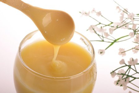 Uống sữa ong chúa: Nhiều người cũng thường chọn sữa ong chúa để tẩm bổ cho cơ thể mà không biết rằng nó tiềm ẩn nhiều nguy cơ.