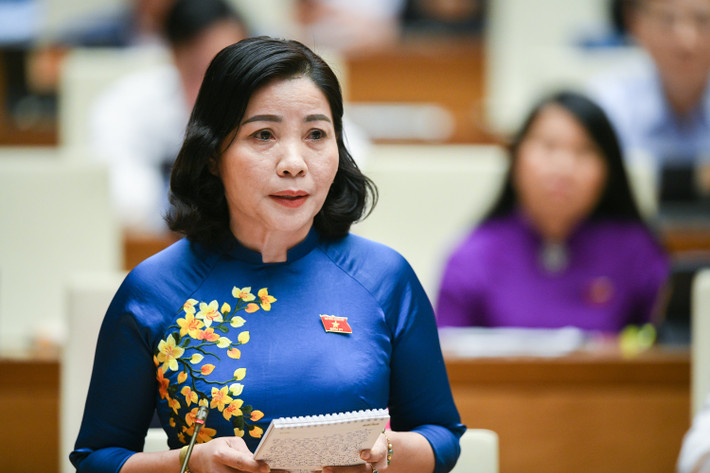 Đai biểu Nguyễn Thị Thu Nguyệt - Đoàn ĐBQH tỉnh Đắk Lắk: “Việc giao số lượng biên chế viên chức sự nghiệp của Bộ Nội vụ những năm qua đã làm cho nhiều địa phương không thể bố trí giáo viên theo đúng định mức, vị trí việc làm dẫn đến tình trạng nhiều điểm trường, điểm lớp ở vùng biên giới, biển đảo, vùng sâu, vùng xa thiếu giáo viên và bố trí giáo viên không đúng việc làm. Trước tình trạng này, Bộ trưởng có trách nhiệm như thế nào và Bộ Nội vụ có trách nhiệm ra sao để giải quyết thực trạng này?