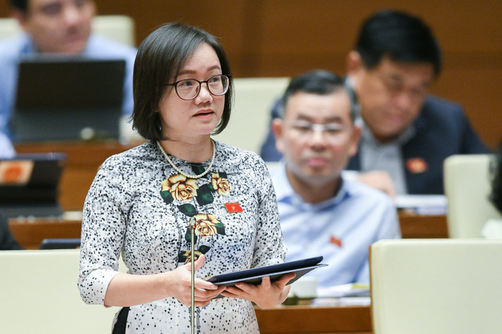 Đại biểu Thái Thị An Chung - Đoàn ĐBQH tỉnh Nghệ An: “Việc sát nhập xã, thôn trong giai đoạn vừa qua đã làm giảm số lượng lớn thôn, xóm. Tuy nhiên, việc tăng quy mô dân số, diện tích tự nhiên trong khi số lượng cán bộ thì giảm, do đó làm tăng khối lượng công việc cũng như làm tăng áp lực cho cán bộ không chuyên trách ở xã, thôn nhưng mà chế độ phụ cấp vẫn thực hiện như trước khi sát nhập. Việc quyết định mức phụ cấp cho cán bộ không chuyên trách ở xã, thôn là thuộc thẩm quyền của Hội đồng nhân dân cấp tỉnh nhưng các tỉnh không thể tăng mức phụ cấp này do Nghị định 34 của Chính phủ”.