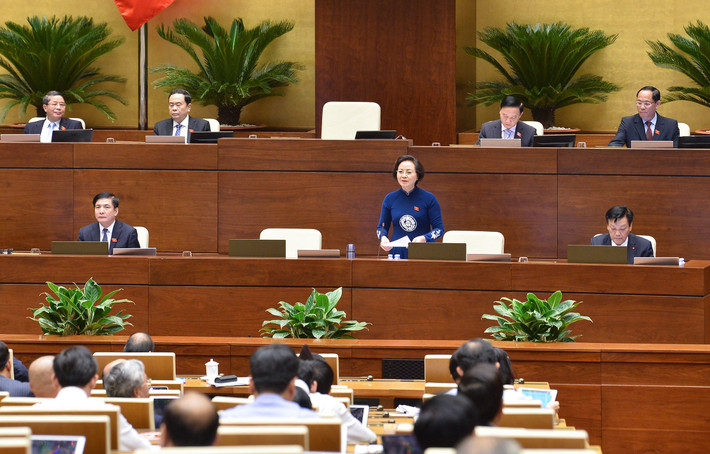 Lương nhân viên hơn 3,4 triệu đúng là thấp thật: “Thực chất tiền lương vùng 1 là 4,68 triệu, vùng 2 là 4,16 triệu, vùng 3 là 3,64 triệu đồng. Lương nhân viên kể cả phụ cấp công vụ 25% thì chỉ hơn 3,464 triệu đúng là thấp hơn lương tối thiểu vùng đúng như đại biểu phản ánh. Tại kỳ họp này, Quốc hội dự kiến điều chỉnh lương cơ sở từ 1,49 triệu lên 1,8 triệu đồng, tăng 20,8%.Theo đó, nếu điều kiện đất nước trong năm 2022 và những năm tới ổn định, tăng trưởng tốt thì chúng ta thực hiện cải cách chính sách tiền lương và phải đảm bảo cao hơn lương tối thiểu vùng. Khi đó sẽ đảm bảo cho tất cả các đối tượng hài hòa, công bằng, hợp lý”.