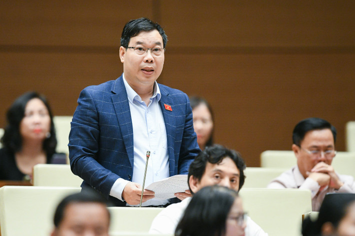 Đại biểu Đỗ Đức Hồng Hà - Đoàn ĐBQH TP.Hà Nội: “ Trách nhiệm của Bộ trưởng Bộ Nội vụ trong việc tham mưu giải quyết vấn đề tinh giản biên chế tuy đã đạt chỉ tiêu số lượng nhưng chưa thực sự gắn với cơ cấu lại và nâng cao chất lượng đội ngũ cán bộ, công chức, viên chức?”