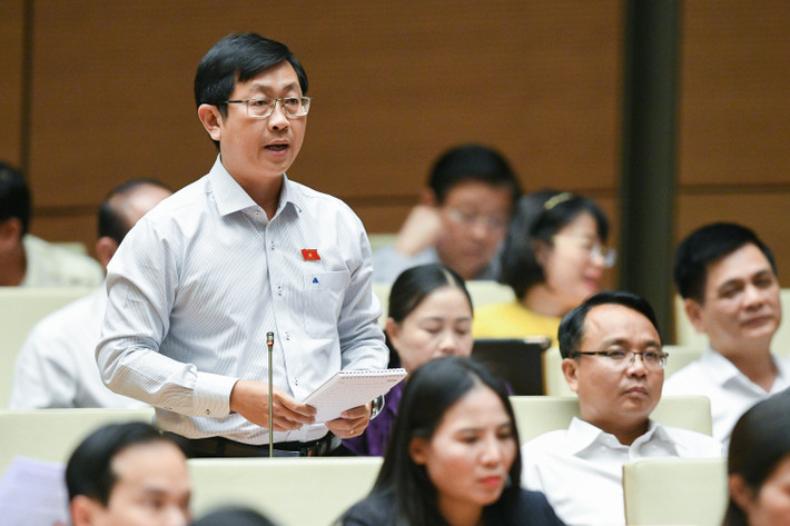 Đại biểu Nguyễn Hữu Thông - Đoàn ĐBQH tỉnh Bình Thuận: “Đề án 500 trí thức trẻ tình nguyện do Bộ Nội vụ tham mưu cho Chính phủ triển khai thực hiện tại các xã thuộc vùng có điều kiện đặc biệt khó khăn, vùng dân tộc, miền núi giai đoạn 2013-2020 đã hoàn thành nhiệm vụ. Tuy nhiên, đến nay phần lớn các hội viên chưa được sắp xếp, bố trí công việc. Đề nghị Bộ trưởng cho biết Bộ Nội vụ đã có giải pháp gì để khắc phục tình trạng này nhằm tránh lãng phí nguồn lực nhân lực trẻ?”