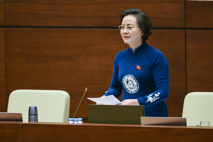 Thu hút nhân tài vào bộ máy còn quá ít: “Bộ Nội vụ đang quan tâm rất sâu sắc vấn đề trọng dụng nhân tài gắn với khuyến khích, bảo vệ cán bộ năng động, sáng tạo, dám nghĩ, dám làm, dám chịu trách nhiệm vì lợi ích chung… Đến thời điểm này, các địa phương đã thu hút sinh viên tốt nghiệp loại xuất sắc và cán bộ khoa học trẻ được khoảng gần 3.000 nhưng đây là con số quá ít ỏi vào làm việc trong khu vực công”.