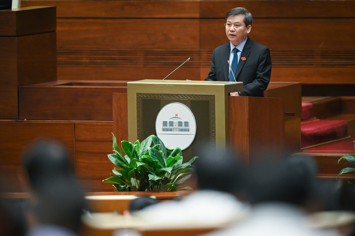 Viện trưởng Viện KSND Tối cao Lê Minh Trí: “Quốc hội tiếp tục chỉ đạo nghiên cứu xây dựng chính sách xử lý hình sự theo hướng xử lý nghiêm người chủ mưu cầm đầu, có động cơ vụ lợi để răn đe, giáo dục chung. Đồng thời tạo điều kiện cho chủ thể sai phạm khắc phục hậu quả, giảm nhẹ cho người vi phạm do chấp hành mệnh lệnh, không vụ lợi nhằm làm tốt hơn việc thu hồi tài sản Nhà nước bị tham nhũng, thất thoát. Thực tế cán bộ vi phạm pháp luật không chỉ là tội phạm tham nhũng mà nhiều trường hợp là tội phạm kinh tế, chức vụ nhưng không có yếu tố vụ lợi. Do đó, trong chính sách hình sự chúng ta cần phân định, có chính sách xử lý phân hoá như trên sẽ hiệu quả, thuyết phục”.