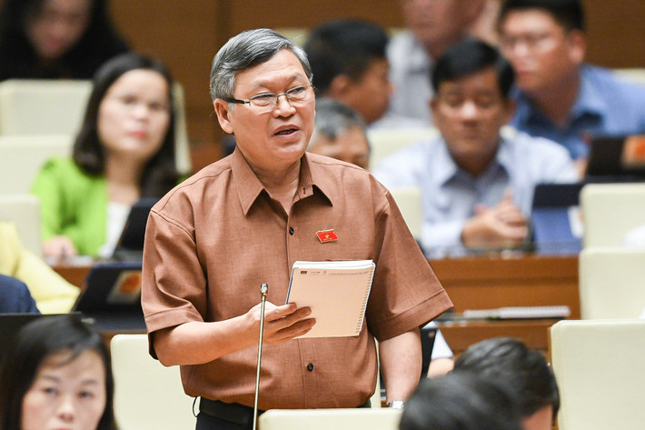 Đại biểu Tô Văn Tám – Đoàn ĐBQH Kon Tum: “Mục tiêu của nhà ở xã hội là hướng tới người lao động có thu nhập thấp và giải quyết nhà ở giá rẻ là điểm mấu chốt của chính sách nhà ở cho công nhân, người lao động. Xem ra mục tiêu này còn khó thực hiện khi thực trạng giá nhà ở xã hội đang ở mức rất cao so với thu nhập của người lao động. Một số liệu cho thấy, giá trung bình ở mức trên 15 triệu đồng/1m2 và có nơi là từ 21 đến 25 triệu/1m2.”