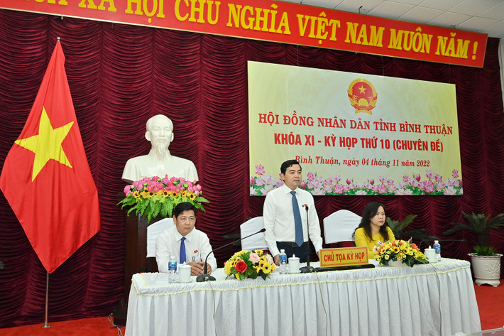 Sáng 4/11, HĐND tỉnh Bình Thuận khóa XI đã tổ chức kỳ họp chuyên đề lần thứ 10 để thực hiện quy trình miễn nhiệm chức vụ Chủ tịch UBND tỉnh nhiệm kỳ 2021 - 2026 đối với ông Lê Tuấn Phong. (Ảnh: Báo Bình Thuận)