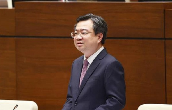 Lý giải tình trạng cư dân căng băng rôn đòi trả sổ hồng, sổ đỏ: “Việc quản lý vận hành chung cư được quy định tương đối đầy đủ, từng bước đi vào nề nếp, khắc phục cơ bản các tồn tại. Nhưng vẫn còn đó một số hiện tượng như đại biểu phản ánh. Qua thanh tra giải quyết khiếu nại nhận thấy tranh chấp nhà chung cư xuất phát từ 5 nhóm vấn đề trong đó có cấp giấy chứng nhận quyền sở hữu nhà, sử dụng đất. Thời gian qua Bộ đã tiến hành thanh tra xử lý hành vi vi phạm yêu cầu chủ đầu tư giải quyết tranh chấp”.