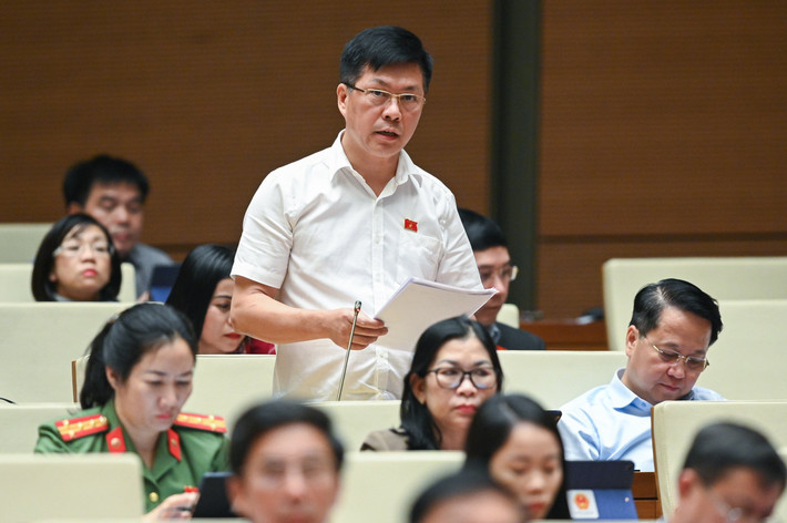 Đại biểu Lý Văn Huấn – Đoàn ĐBQH tỉnh Thái Nguyên: “Tình trạng đối tượng phạm tội là người bị tâm thần trong thời gian qua chiếm tương đối cao. Loại tội phạm này chủ yếu là tội phạm xâm phạm đến tính mạng, sức khỏe như tội cố ý gây thương tích và tội giết người. Các vụ án này sau khi khởi tố, điều tra thường phải đình chỉ vì lý do không cấu thành tội phạm. Nguyên nhân dẫn đến loại tội phạm này gia tăng chủ yếu là công tác quản lý đối với đối tượng tâm thần. Những trường hợp này gia đình ruồng bỏ, xã hội không quan tâm, quản lý không chặt chẽ của các cấp chính quyền địa phương”.