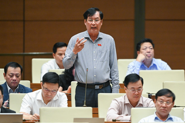 Đại biểu Trần Công Phàn – Đoàn ĐBQH tỉnh Bình Dương: “Số lượng lớn các đối tượng nghiện ma túy dù ở trong cơ sở cai nghiện hay ở ngoài xã hội mà quản lý không chặt thì đây có thể là nguồn tội phạm, nguồn của vi phạm. Do đó, cần đề rà soát và quản lý chặt nhóm đối tượng này, sau đó tính toán đến hiệu quả của công tác cai nghiện. Điều quan trọng là hạn chế nghiện, giảm tỷ lệ người nghiện, quản chặt cửa khẩu, quản lý biên giới”.