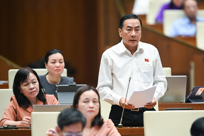Đại biểu Phạm Văn Hòa – Đoàn ĐBQH tỉnh Đồng Tháp: “ Tình hình vi phạm pháp luật trên các lĩnh vực giảm là tín hiệu mừng. Tuy nhiên, có loại tội phạm phát sinh mới như giết người do ghen tuông, tình ái, án mạng trong gia đình, băng nhóm xã hội đen có chiều hướng gia tăng. Đáng chú ý là mua bán người, cho vay nặng lãi, sử dụng mạng viễn thông hoạt động phi pháp gây bức xúc trong nhân dân. Ngoài ra còn có một số tội phạm tuy giảm nhưng hoạt động rất tinh vi hơn trước, tiềm ẩn nguy cơ cho xã hội như ma túy, cướp tài sản, cá độ trên không gian mạng, hiếp dâm, xâm hại trẻ em. Tai nạn giao thông có giảm về số vụ, nhưng số người chết, bị thương tăng rất cao, cá biệt xảy ra các vụ cháy, nổ, số người chết tăng đáng kể. Tội phạm buôn lậu xuất nhập khẩu xăng dầu diễn biến rất phức tạp ở các tuyến biên giới….".