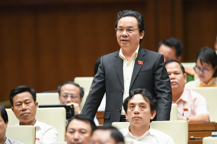 Đại biểu Hoàng Văn Cường – Đoàn ĐBQH Hà Nội: “Thị trường tài chính, thị trường bất động sản và tăng trưởng kinh tế là 3 chân kiềng có mối quan hệ biện chứng với nhau. Trong dự báo, thế giới có thể đang rơi vào nguy cơ khủng hoảng tài chính và suy thoái kinh tế. Với tư cách là cơ quan có chức năng quản lý về thị trường bất động sản, xin Bộ trưởng cho biết dự báo về xu thế sự phát triển thị trường bất động sản Việt Nam trong thời gian tới như thế nào. Những khó khăn, vướng mắc, tồn tại đang gặp phải trong phát triển thị trường bất động sản tại Việt Nam thời gian qua.”