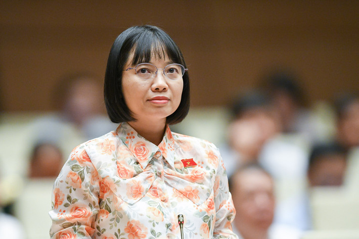 Đại biểu Nguyễn Thị Việt Nga - Đoàn ĐBQH tỉnh Hải Dương: “Một trong những chức năng, nhiệm vụ của Bộ Xây dựng là xây dựng định hướng phát triển kiến trúc Việt Nam phù hợp với từng giai đoạn trình Thủ tướng Chính phủ phê duyệt và ban hành. Tuy nhiên, những năm qua, theo nhận xét chung của giới chuyên môn thì kiến trúc và quy hoạch Việt Nam phát triển còn tương đối lộn xộn, kể cả kiến trúc, quy hoạch nông thôn và đô thị chưa mang dấu ấn đặc trưng dân tộc, vùng miền và giai đoạn”.