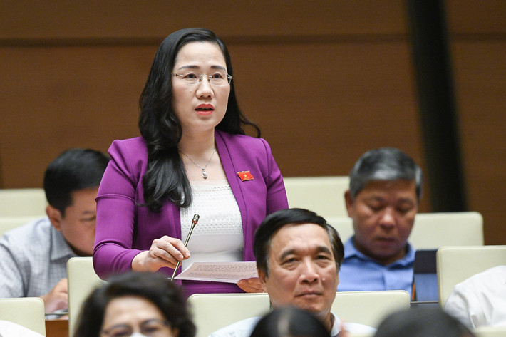 Đại biểu Nguyễn Thị Thủy – Đoàn ĐBQH tỉnh Bắc Kạn: “Cử tri phản ánh là có tình trạng người dân sửa chữa nhà cửa tận trong ngõ sâu nhưng thanh tra xây dựng vẫn nắm được, trong khi nhiều công trình lớn, thậm chí là các cao ốc ngay mặt đường vi phạm trật tự xây dựng nhưng các cơ quan chức năng cũng không phát hiện ra. Cử tri băn khoăn là liệu có tình trạng tham nhũng, tiêu cực trong vấn đề này hay không?”