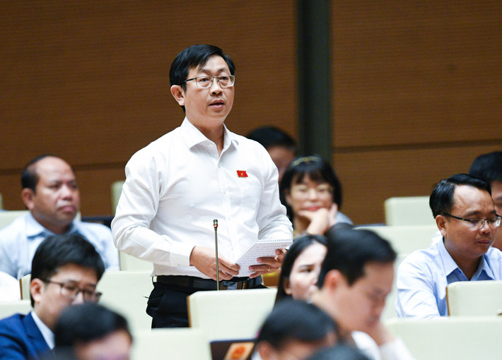 Đại biểu Nguyễn Hữu Thông – Đoàn ĐBQH tỉnh Bình Thuận: “Thị trường bất động sản chưa được kiểm soát tốt, chưa gắn với chiến lược phát triển nhà ở một cách hợp lý, dòng tiền chủ yếu chảy vào phân khúc bất động sản dành cho người giàu còn người nghèo thì chưa được quan tâm đúng mức.”
