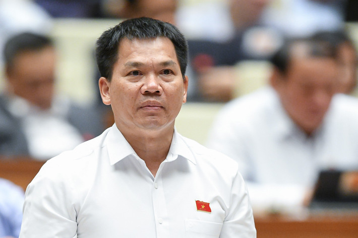 Đại biểu Dương Khắc Mai – Đoàn ĐBQH Đắk Nông: “Công tác quy hoạch và quản lý quy hoạch nhà nước về quy hoạch phát triển đô thị đã đạt được những bước tiến mới quan trọng. Tuy nhiên, các vi phạm, sai phạm trong lĩnh vực này trên địa bàn cả nước vẫn còn diễn biến phức tạp, nhiều nơi chất lượng quy hoạch không đảm bảo, đặc biệt là tình trạng quy hoạch nhiều năm không thực hiện hay còn gọi là quy hoạch treo và không ít nơi treo bền vững, gây lãng phí các nguồn lực của xã hội, cản trở sự phát triển chung của đất nước, gây bức xúc trong dư luận và người dân, nhất là những người dân nằm trong khu vực gọi là quy hoạch treo, sống trong chờ đợi mỏi mòn.”