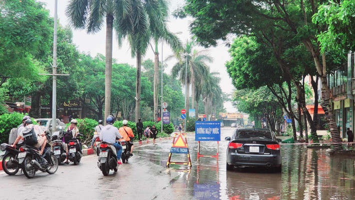 Ghi nhận của PV, nhiều tuyến phố bị ngập nước cục bộ, phương tiện giao thông không thể di chuyển.
