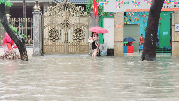 Mưa lớn ngay sáng đầu tuần nên việc di chuyển gặp nhiều khó khăn.