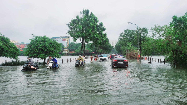 Một sô tuyến đường ở quận Hà Đông ngập nặng khi nước trong hồ dâng cao.