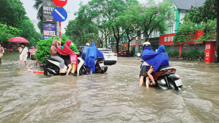 Nhiều phương tiện chết máy hoặc buộc phải đi ngược chiều để di chuyển qua đoạn ngập úng.