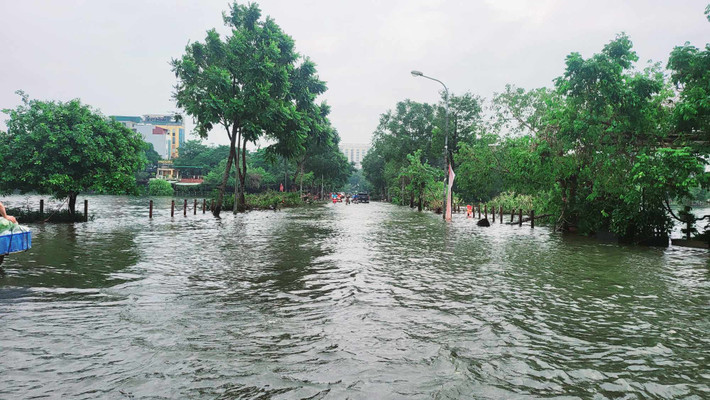 Nước ngập tràn đường ở nhiều tuyến phố.