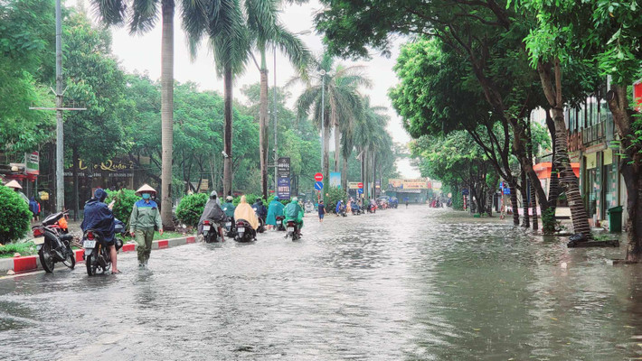 Người dân vất vả đi làm ngày thứ hai đầu tuần.