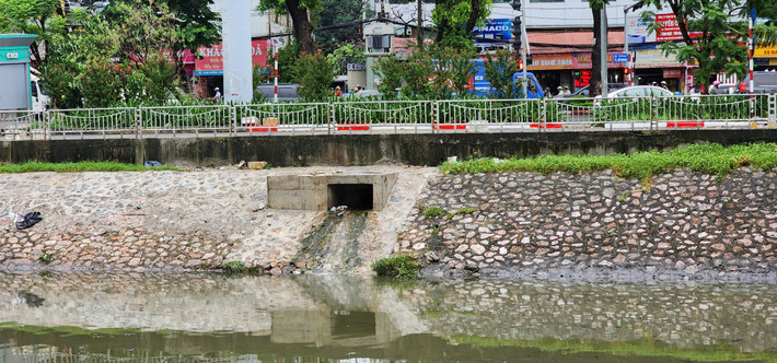 Nước thải vẫn đang được đổ ra sông Tô Lịch.