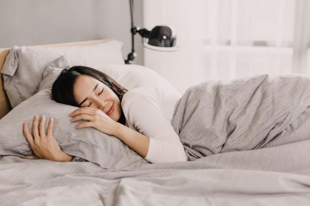 Đồng thời cũng nên chú ý, ăn quá nhiều sẽ ngủ không ngon. Nếu ăn quá nhiều vào bữa tối sẽ tiêu hao nhiều khí, làm rối loạn dương khí. Dương khí không đủ vào ban đêm có thể gây ra chứng khó tiêu, thức ăn tích tụ trong dạ dày sẽ tản nhiệt khi ứ đọng lâu ngày, dễ sinh nhiệt bụng.