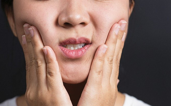 Làm thế nào để phân biệt loét miệng thường và loét miệng ung thư? Loét miệng và ung thư có sự khác biệt rõ ràng giữa lành tính và ác tính về bản chất. Các vết loét thông thường có 4 đặc điểm chính, đó là "đỏ, vàng, lõm và đau". Đặc điểm chính là thường có một vòng tròn xung huyết và đỏ ửng ở mép vết loét miệng, biểu hiện là viêm và đau rát rõ ràng.