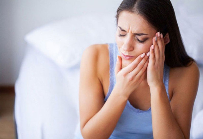 Vết loét ung thư cũng có độ sâu và cạnh khác nhau, không đều, có hình dạng như súp lơ và có kết cấu cứng khi chạm vào. Đáng nói vết loét này không đau, có thể là vết sưng tấy. Vết sưng tấy này không thay đổi trong vài năm, nhưng lại lớn lên đột ngột trong thời gian gần đây, kèm theo đau, chảy máu và các biểu hiện khác.