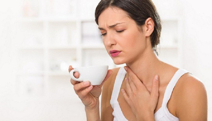 3. Ngón tay dùi trống: Bên cạnh việc quan sát hơi thở, hiện tượng trên ngón tay khá phổ biến này cũng cho biết tình trạng chức năng phổi. Để kiểm tra, bạn hãy duỗi tay ra và xem có dấu hiệu gì bất thường ở các ngón tay không, bình thường độ dày của các ngón tay rất đồng đều, nhưng nếu bạn thấy ngón tay mình chỗ to chỗ bé, chỗ dày chỗ mỏng thì phải cực kỳ cảnh giác.