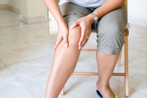 Khi mạch máu ở chi dưới cứng lại, tuần hoàn huyết áp kém đi, các mô thần kinh ở chân và bàn chân không thể nhận đủ oxy và chất dinh dưỡng, chân và bàn chân dễ bị tê bì, mỏi.