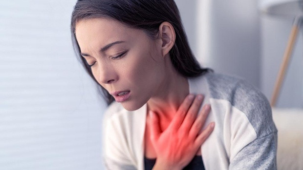 4. Khô và căng trong cổ họng: Khi bị ung thư thực quản, bệnh nhân thường cảm thấy việc nuốt thức ăn không được trơn tru và có cảm giác hơi đau, khô và căng tức. Đặc biệt khi nuốt thức ăn khô hoặc thô ráp, cảm giác khó chịu này càng rõ ràng hơn.
