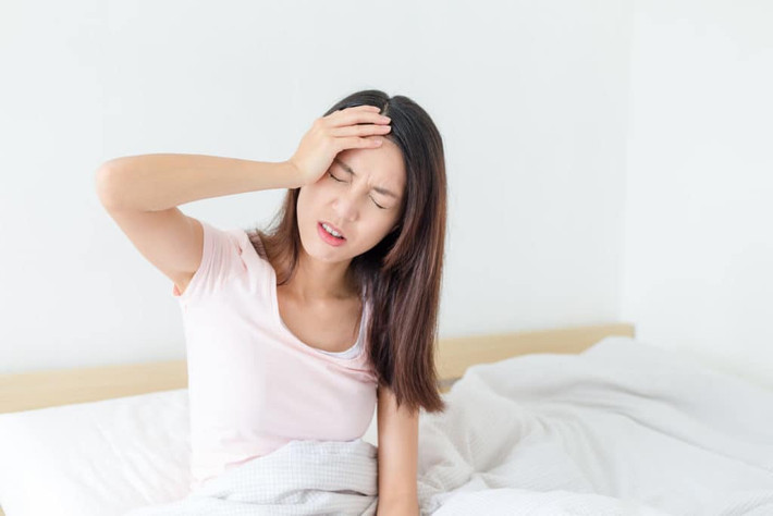 1. Trước khi xuất hiện nhồi máu não, một số bệnh nhân thường bị đen đột ngột tầm mắt, giảm thị lực trong thời gian ngắn, trước mắt có hình ảnh đôi. Điều này cần hết sức chú ý, đừng nghĩ chỉ là chứng viễn thị đơn thuần, vì dấu hiệu nhồi máu não cũng có thể dẫn đến những biểu hiện trên.