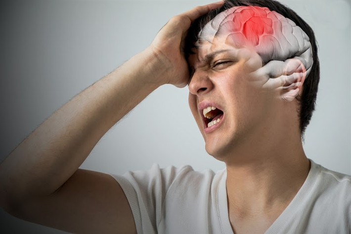 5. Điểm bên ngoài này thường thấy ở những bệnh nhân lớn tuổi, trước khi xuất hiện nhồi máu não thì cảm thấy khó nuốt, uống nhiều nước thậm chí còn xuất hiện hiện tượng sặc. Đừng nghĩ rằng đó là một bệnh lý đơn thuần về hệ tiêu hóa, đây cũng có thể là dấu hiệu của nhồi máu não.