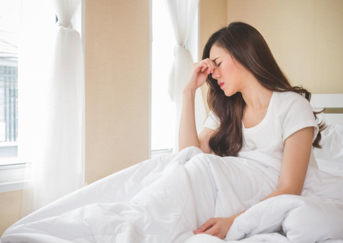 Nhồi máu não có một số biểu hiện trước để phòng tránh. Cụ thể như sau: Khoảng 7 - 30 ngày trước khi xuất hiện hiện tượng nhồi máu não, cơ thể sẽ phát đi 5 tín hiệu "cầu cứu" và cảnh báo nhưng chúng ta thương lơ là bỏ qua.