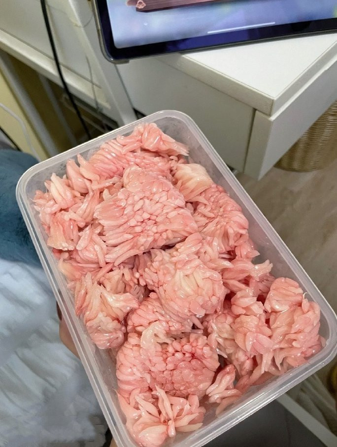 Một cư dân mạng không tin đã tự mình làm thí nghiệm, quyết tâm bóc bưởi rồi để vào ngăn đá. Không ngờ đến khi xong xuôi, quả thật bưởi để ngăn đá có hình dáng ghê rợn, khiến nhiều người nhìn thôi cũng sởn cả da đầu.