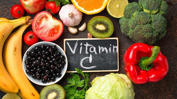4. Vitamin C: Tin rằng nhiều người đã quen thuộc với vitamin C và đều biết rằng đây là một chất chống oxy hóa tương đối tốt, chất này có thể giúp loại bỏ một số gốc tự do ra khỏi cơ thể và ngăn chặn các gốc tự do gây hại cho cơ thể.