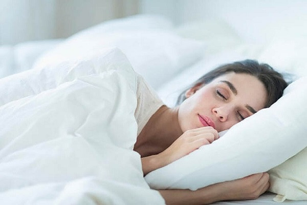 Thái y Lý Ngư thời nhà Thanh từng nói: "Chìa khóa để giữ gìn sức khỏe trước hết là phải đảm bảo giấc ngủ. Ngủ có thể phục hồi năng lượng, dưỡng khí, tăng cường sức mạnh cho lá lách và dạ dày, giúp xương và cơ bắp chắc khoẻ".