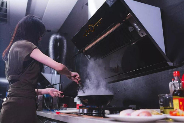 Một bác sĩ Bệnh viện Ung thư Tứ Xuyên, Trung Quốc cho biết: Nếu bạn nấu ăn trong môi trường kín, không bật máy hút mùi thì khói dầu hít vào trong một giờ tương đương với hút 2 bao thuốc lá. Hút khói dầu lâu ngày dễ gây ung thư phổi.