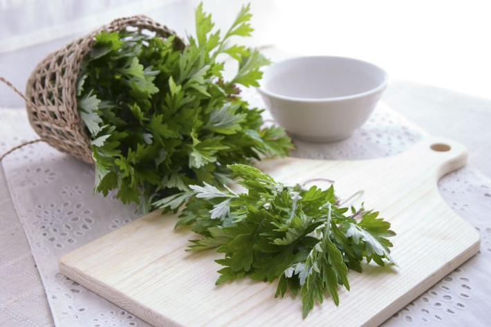 Thực tế, có rất nhiều cách để giữ gìn sức khỏe tốt. Tác dụng của việc ngâm chân bằng nước ngải cứu cũng vậy, không những giúp giãn cơ, hoạt huyết mà còn nâng cao thể lực. Việc này lại rất đơn giản và tiện lợi, bạn cũng nên thử xem.