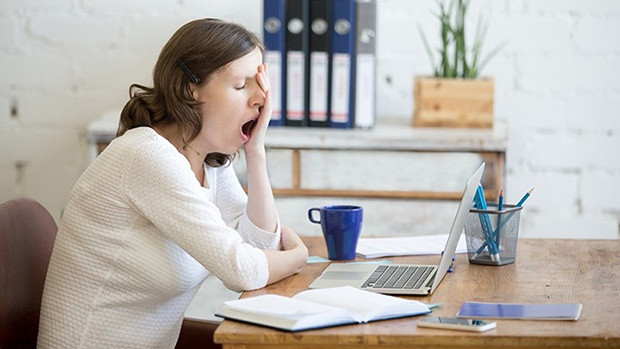 Theo các chuyên gia y tế, nếu ngủ đủ giấc mà vẫn cảm thấy thiếu ngủ, buồn ngủ, có thể bạn đang bị thiếu oxy trong máu. Nhìn chung, thiếu oxy dễ gây mệt mỏi, nặng hơn chút sẽ làm tổn thương chức năng của các cơ quan trong cơ thể.