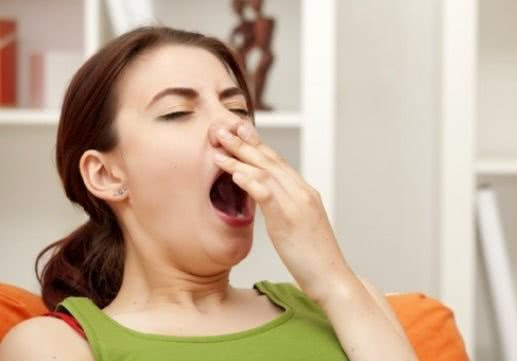 Ở mức độ thấp, hiện tượng thiếu oxy sẽ khiến người ta cảm thấy mệt mỏi, liên tục ngáp, đôi khi choáng váng đầu, đau đầu, lợi sưng, răng mỏi, khó chịu.