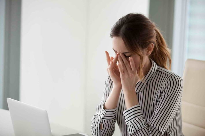 Rõ ràng bạn ngủ sớm vào tối hôm trước, ngủ đủ 8 tiếng mới ra khỏi giường nhưng sau khi ngủ dậy lại vẫn buồn ngủ, thường xuyên ngáp vặt? Điều này là do bạn vẫn thiếu ngủ hay bị bệnh gì?