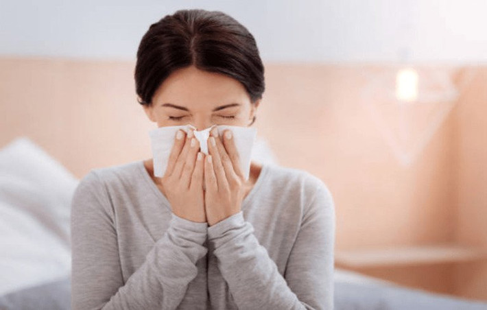 1. Nghẹt mũi và ù tai: Có một ống nối tai giữa và vòm họng gọi là ống Eustachian. Nếu bị ung thư vòm họng, ngoài việc gây khó thở, nó còn làm tắc cả ống Eustachian, vì vậy sẽ hãy chú ý khi nếu bị nghẹt mũi và thêm cả ù tai, hãy đi khám ngay.