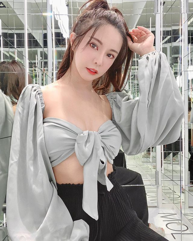 Có thể nói, với nhan sắc ngọt ngào, ngoại hình nóng bỏng, cách nói chuyện duyên dáng, Vu Dĩ Huyên đã trở thành nữ thần trong lòng nhiều người. Thực tế, khi mới nổi tiếng, Vu Dĩ Huyên cũng đã được dân mạng gọi là "nữ thần đội cổ vũ".