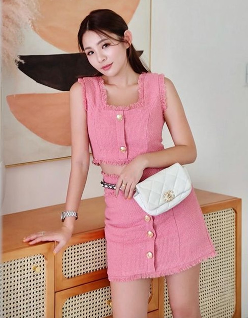 Nữ MC xinh đẹp, diễn viên thế hệ mới người Đài Loan Từ Vĩ Ngâm nổi tiếng với tính cách sôi nổi, ngoại hình ngọt ngào và cách nói chuyện rất duyên dáng. Cô nàng cũng được đánh giá là người có gu thời trang cực nịnh mắt.